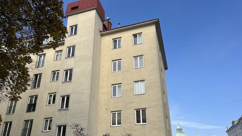 Der Vater des toten Buben setzte am Sonntagmorgen einen Notruf in der Gemeindebauwohnung ab. (Bild: Martina Münzer)