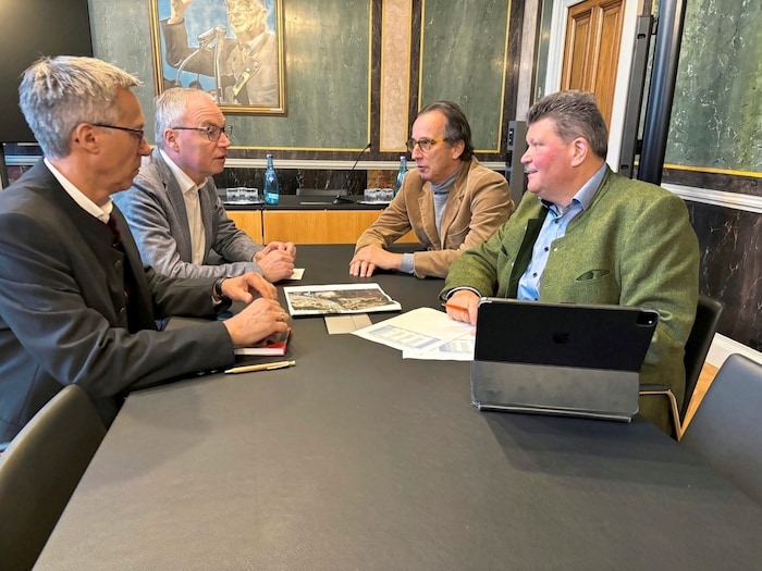 Final negotiations: Strasser, Pernkopf, Habsburg and Bernegger (from left).