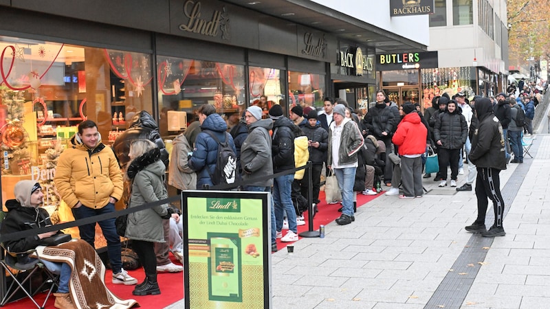 Um eine Tafel Dubai-Schokolade zu ergattern, stellten sich die Menschen in Deutschland letzte Woche sogar an.  (Bild: APA/AFP/THOMAS KIENZLE)