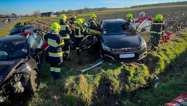 Die Autos kamen nach dem Zusammenprall neben der Straße zu liegen. (Bild: FF Mooskirchen)