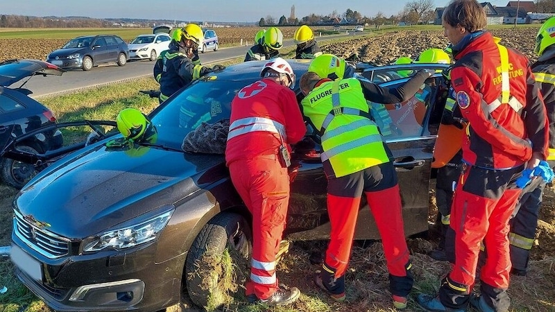 Schwerarbeit für Feuerwehr & Co., um die verletzte Unfalllenkerin schonend zu bergen. (Bild: FF Mooskirchen)