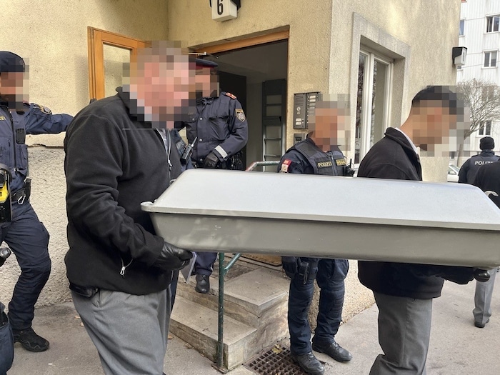 Der Sarg wurde vom Bestattungsdienst abtransportiert, während WEGA-Beamte den Bereich absicherten.