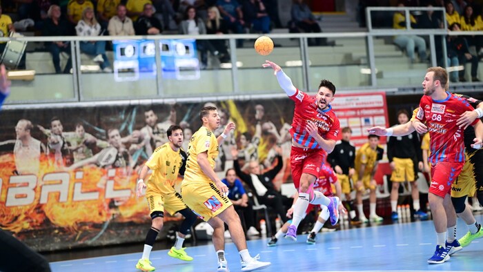 Fiver Fabian Glätzl (am Ball, nebenan Leander Brenneis und Markus Mahr) fixierte das Remis.