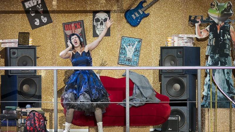 Cinderella (Anna Brull) as a rocker girl. (Bild: Oper Graz/Werner Kmetitsch)