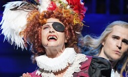Willkommen in der Renaissance: Daniela Dett als Wahrsagerin mit Fehlerquote, Gernot Romic als ...