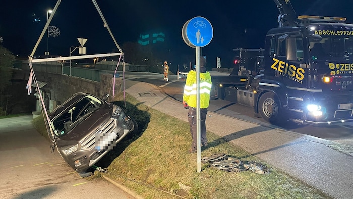 Ein Abschleppdienst barg das Fahrzeug.