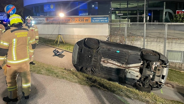 The car overturned and came to rest on the passenger side. (Bild: ZOOM Tirol)