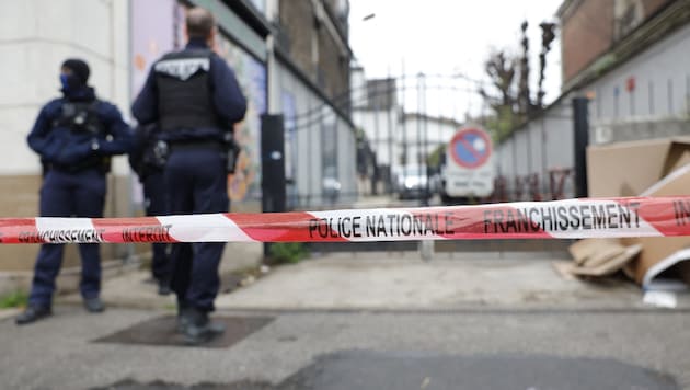 Polizeikräfte am Ort des tödlichen Einsatzes nahe Paris (Bild: AFP/Ian Langsdon)