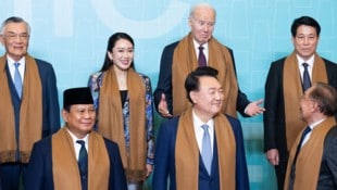 US-Präsident Joe Biden (2.v.r. hinten) beim Fototermin mit anderen Staatsoberhäuptern (Bild: AFP/Saul Loeb)