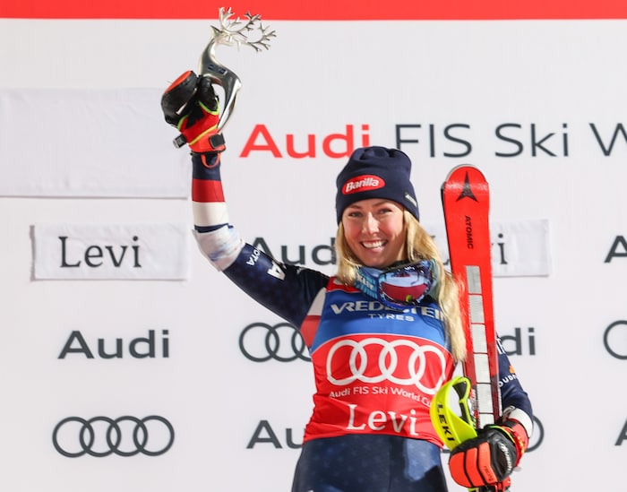 Mikaela Shiffrin mit dem Trauerflor an ihrem Arm