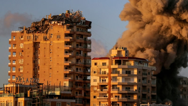 Israelischer Luftangriff auf Tyre am Samstag (Bild: AP/Mohammed Zaatari)