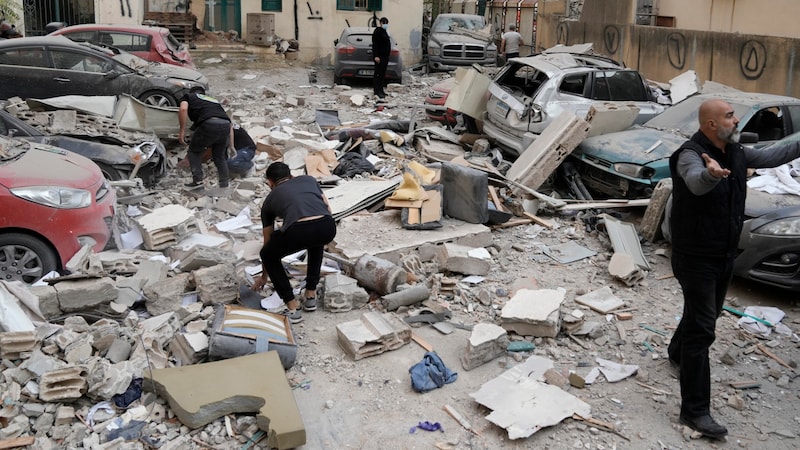 Bei dem Angriff wurden ein Gebäude und mehrere Fahrzeuge beschädigt. (Bild: AP/Bilal Hussein)