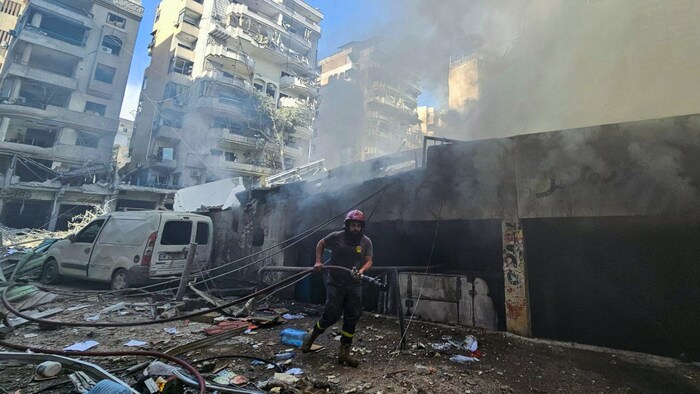 Ein Feuerwehrmann im Einsatz in Beirut