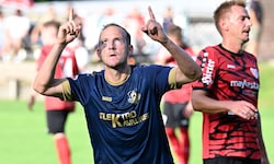 Veldens Mario Kröpfl zeigt es an: Es soll ein Stockwerk höher gehen.