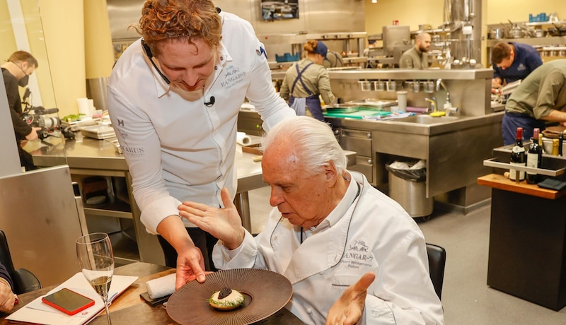 Martin Klein and Eckart Witzigmann (right) cook in the Ikarus at Hangar7 (Bild: Tschepp Markus)