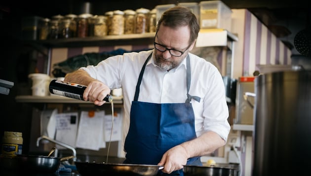 Salzburg restaurateur Sepp Schellhorn is always open about what he thinks - in the kitchen as well as in his role as a politician. (Bild: Ingo Pertramer)