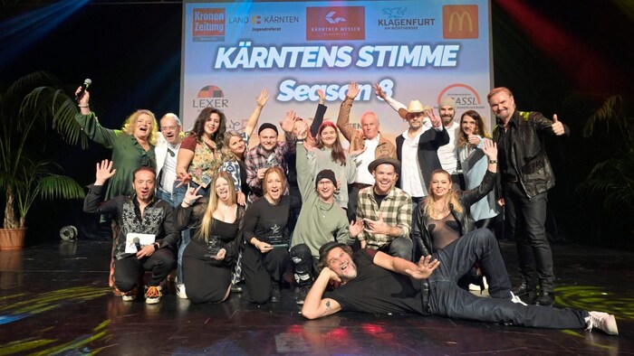 Die Teilnehmer der „Stimme Kärntens“ mit zufriedener Jury und stolzer Veranstalterin Anja ...