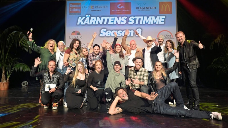 Die Teilnehmer der „Stimme Kärntens“ mit zufriedener Jury und stolzer Veranstalterin Anja Glüsing (Bild: Evelyn Hronek)