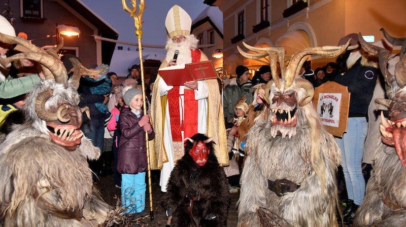 Im Zentrum steht der Nikolaus, Krampusse begleiten ihn und Kinder dürfen den langen, goldenen Stab halten. (Bild: Roland Holitzky)