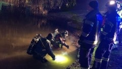 Acht Feuerwehren sowie die Wasserrettung suchten den See in Feldkirchen nach dem Verunglückten ab. (Bild: Markus Schütz)