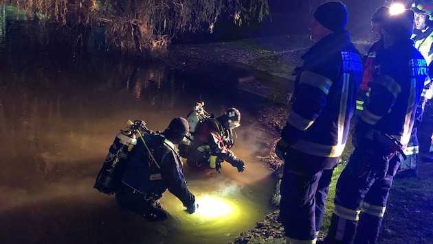 Eight fire departments and the water rescue service searched the lake in Feldkirchen for the victim. (Bild: Markus Schütz)