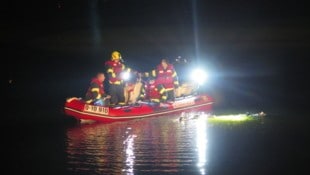 Acht Feuerwehren sowie die Wasserrettung suchten den See in Feldkirchen nach dem Verunglückten ab. (Bild: Markus Schuetz)