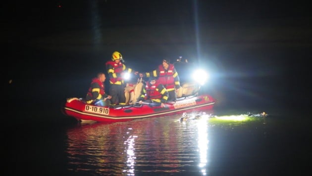 Acht Feuerwehren sowie die Wasserrettung suchten den See in Feldkirchen nach dem Verunglückten ab. (Bild: Markus Schuetz)