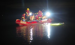Acht Feuerwehren sowie die Wasserrettung suchten den See in Feldkirchen nach dem Verunglückten ...