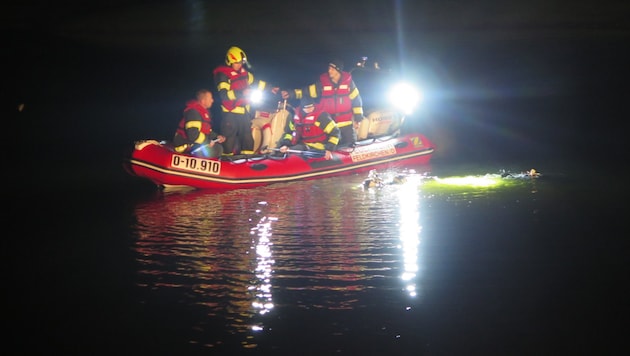 Acht Feuerwehren sowie die Wasserrettung suchten den See in Feldkirchen nach dem Verunglückten ab. (Bild: Markus Schuetz)