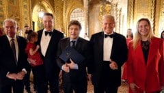 Musk (2.v.l.) mit seiner Tochter beim Galadinner von Donald Trump (2.v.r.) (Bild: AFP/APA/Argentinian Presidency/Handout)