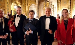 Musk (2.v.l.) mit seiner Tochter beim Galadinner von Donald Trump (2.v.r.)