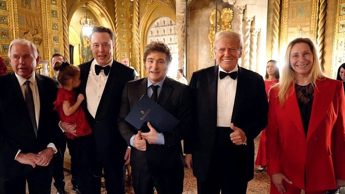 Von links: Argentiniens Außenminister Gerardo Werthein, Elon Musk, Argentiniens Präsident Javier ...