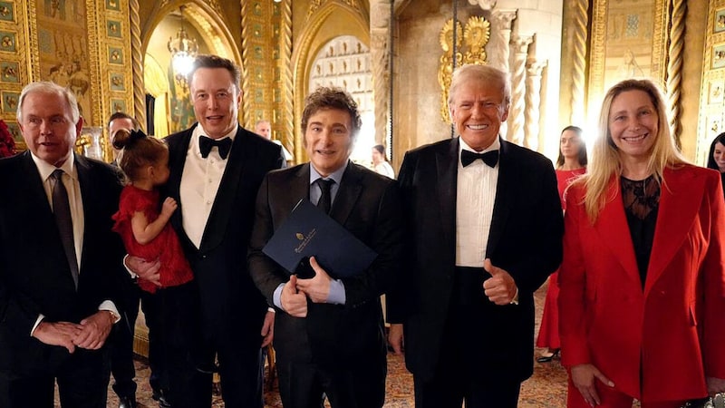 Von links: Argentiniens Außenminister Gerardo Werthein, Elon Musk, Argentiniens Präsident Javier Milei, Donald Trump und Karina Milei (Bild: AFP/APA/Argentinian Presidency/Handout)