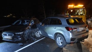 Der Wagen des Tirolers krachte seitlich in das Fahrzeug des Urlaubers. (Bild: Zoom.Tirol, Krone KREATIV)