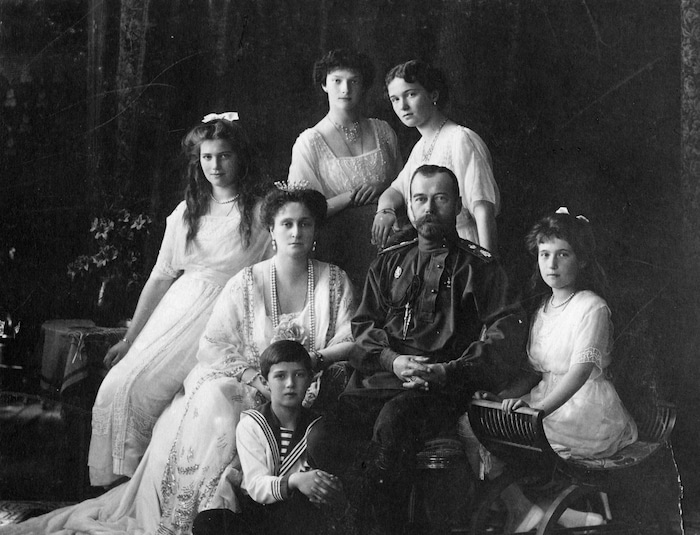 Russlands letzter Zar Nikolaus II. mit seiner Frau, Zarin Alexandra, seinen vier Töchtern und ...