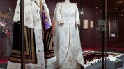Die Krönungsroben von König Charles und Königin Camilla. Bei Camillas Robe sind am Kleidende die ...
