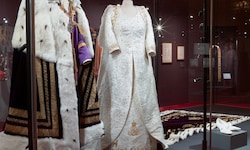 Die Krönungsroben von König Charles und Königin Camilla. Bei Camillas Robe sind am Kleidende die ...