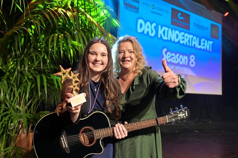 Kindertalent- Siegerin Lara Fuchs mit der stolzen Veranstalterin Anja Glüsing (Bild: Evelyn Hronek)