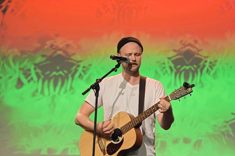 Der zweitplatzierte Leonard Beau James begeisterte mit seinem Song „Deppata Trottel“ das Publikum und die Jury (Bild: Evelyn Hronek)