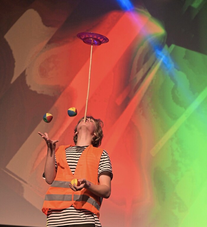 Kilian Stolz jonglierte nicht nur Bälle – auch eine Scheibtruhe auf seinem Kinn