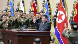 Dieses am Montag von Nordkoreas staatlicher Nachrichtenagentur veröffentlichte Bild zeigt Machthaber Kim bei einer Konferenz der Kommandeure des 4. Bataillons. (Bild: APA/AFP/KCNA VIA KNS/STR)