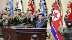 Dieses am Montag von Nordkoreas staatlicher Nachrichtenagentur veröffentlichte Bild zeigt Machthaber Kim bei einer Konferenz der Kommandeure des 4. Bataillons. (Bild: APA/AFP/KCNA VIA KNS/STR)