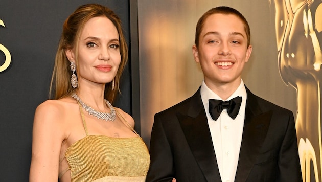 Angelina Jolie came to the Governors Awards accompanied by her son Knox. And he has grown up quite a bit! (Bild: APA/Getty Images via AFP/GETTY IMAGES/Jon Kopaloff)