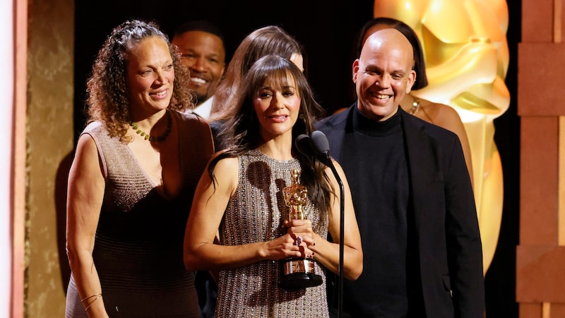 Rashida Jones, daughter of Quincy Jones, accepted the honorary Oscar on behalf of her recently deceased father. (Bild: APA/AFP/Etienne LAURENT)