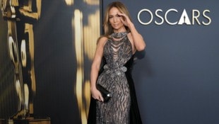 Jennifer Lopez ließ bei den Governors Awards tiefe Einblicke zu. (Bild: APA/Jordan Strauss/Invision/AP)