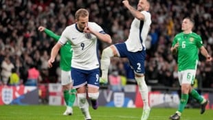 Harry Kane und Co. jubeln. (Bild: AP/Kin Cheung)