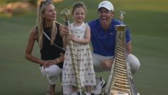 So schön feierten Tochter Poppy (4) und Ehefrau Erica den Sieg von Rory McIlroy bei der World  Tour Championship in  Dubai und den sechsten Triumph in der Jahreswertung der DP World Tour. (Bild: AP ( via APA) Austria Presse Agentur/Copyright 2024 The Associated Press. All rights reserved.)