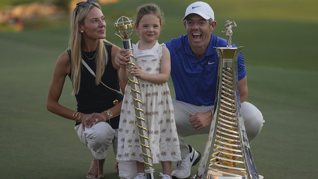 So schön feierten Tochter Poppy (4) und Ehefrau Erica den Sieg von Rory McIlroy bei der World  Tour Championship in  Dubai und den sechsten Triumph in der Jahreswertung der DP World Tour. (Bild: AP ( via APA) Austria Presse Agentur/Copyright 2024 The Associated Press. All rights reserved.)