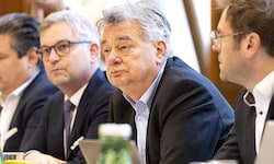 Die Verhandlungen aufseiten der Arbeitgeber werden von Vizekanzler Werner Kogler und ...