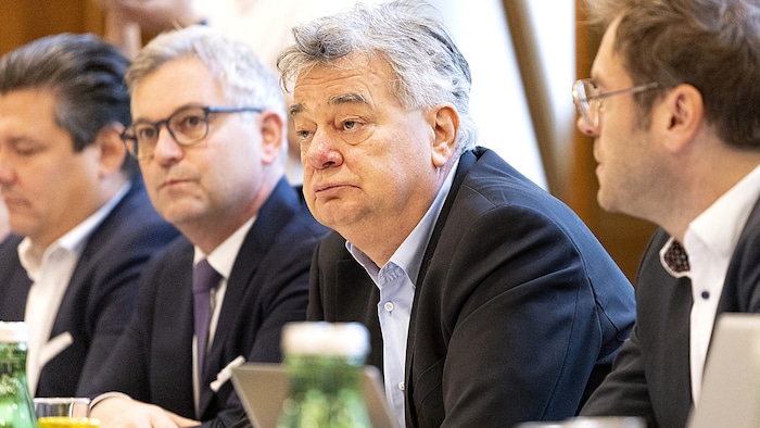 Beamtenminister Werner Kogler betonte, dass der Abschluss vor dem Hintergrund schwieriger ...